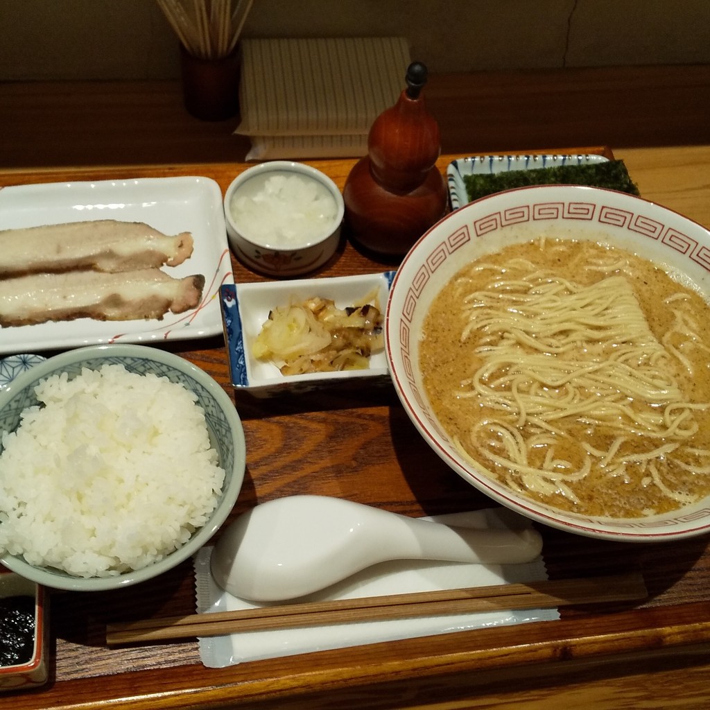 ユーザーが投稿した鮭ラーメン定食の写真 - 実際訪問したユーザーが直接撮影して投稿した神田鍛冶町ラーメン専門店炭火焼濃厚中華そば 海富道の写真