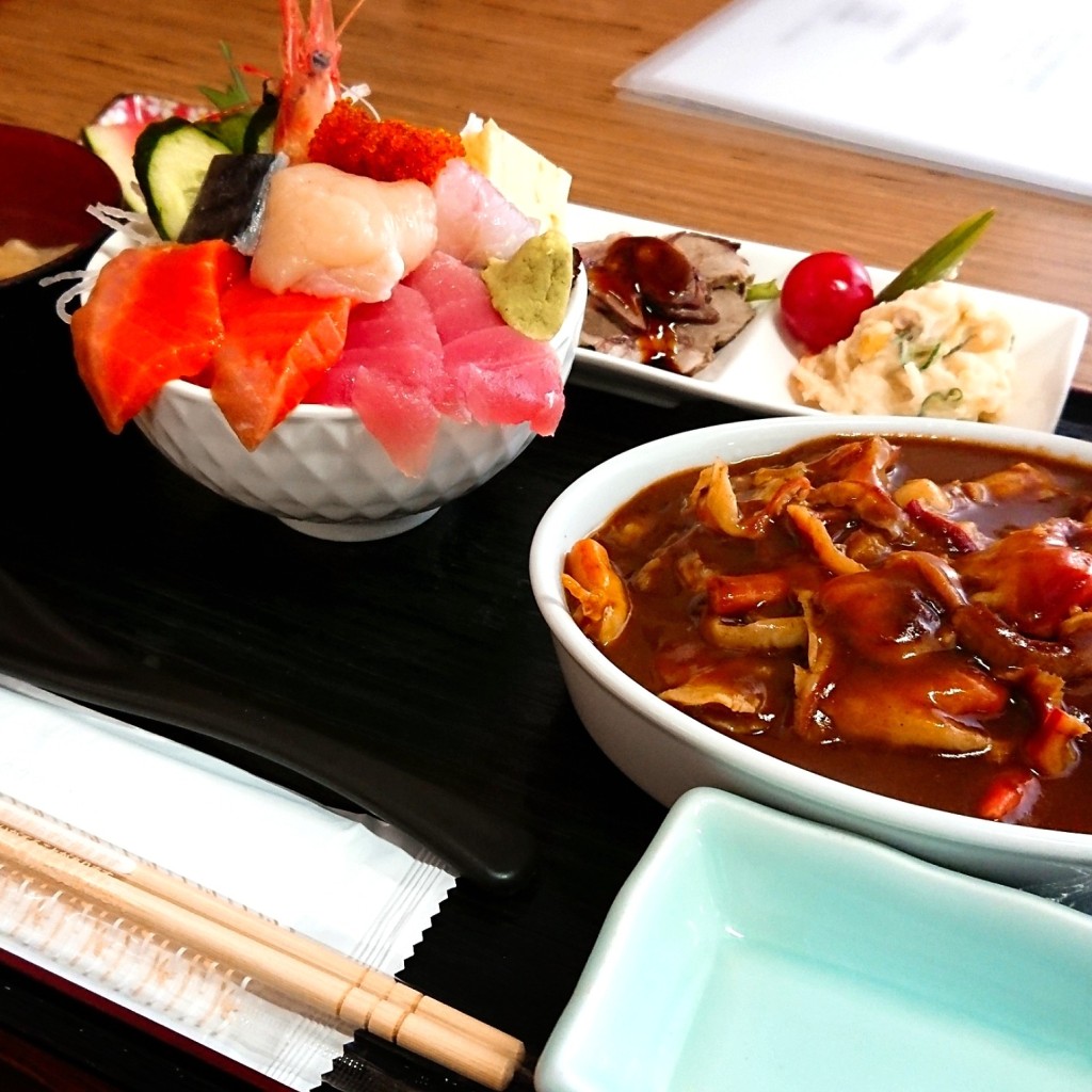 ユーザーが投稿した海鮮丼とホッキカレーの欲張りセットの写真 - 実際訪問したユーザーが直接撮影して投稿した汐見町定食屋喰い処 弐七の写真