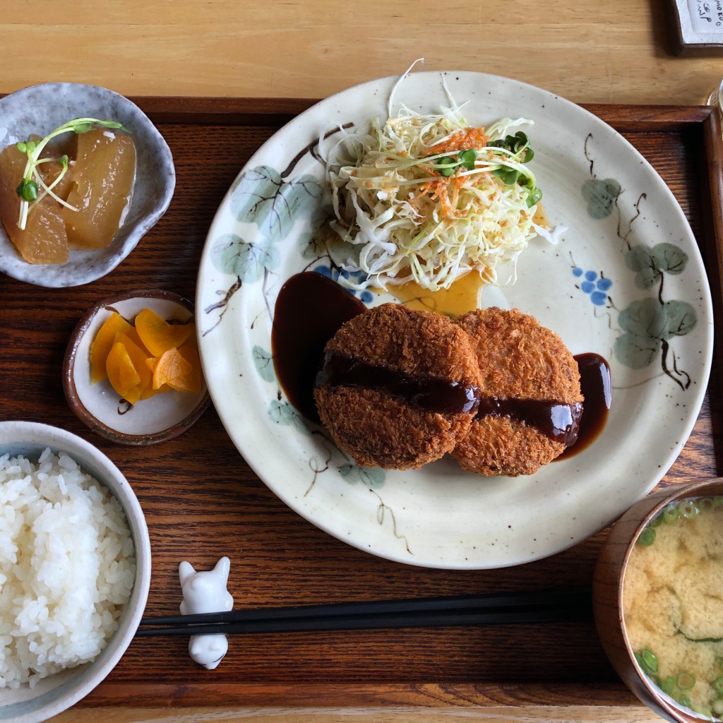 ユーザーが投稿したミンチカツ定食の写真 - 実際訪問したユーザーが直接撮影して投稿した桃山町最上カフェカフェ もくの写真