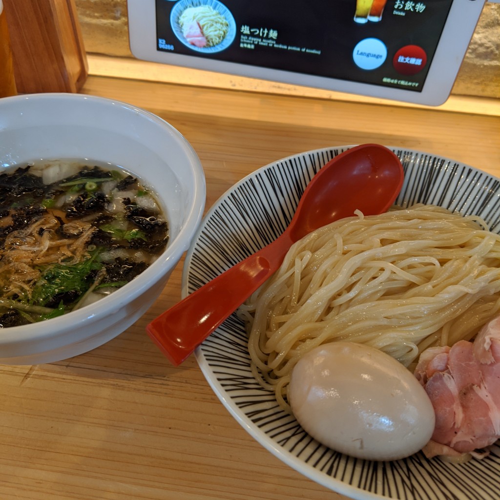 ユーザーが投稿した味玉入り塩つけ麺の写真 - 実際訪問したユーザーが直接撮影して投稿した歌舞伎町ラーメン専門店焼きあご塩らー麺 たかはし 歌舞伎町店の写真