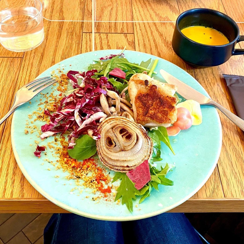 ユーザーが投稿した月替わりランチ ハーブチキンと彩り野菜のスモーブローの写真 - 実際訪問したユーザーが直接撮影して投稿した中之島イタリアンSmørrebrød KITCHENの写真