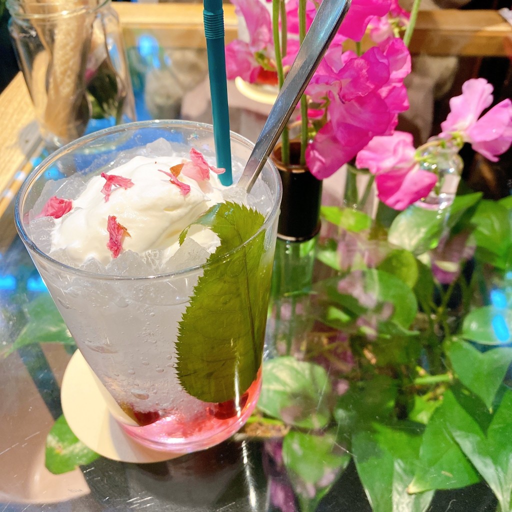 ユーザーが投稿した桜クリームソーダの写真 - 実際訪問したユーザーが直接撮影して投稿した赤坂カフェAOYAMA FLOWER MARKET TEA HOUSE 赤坂Bizタワー店の写真