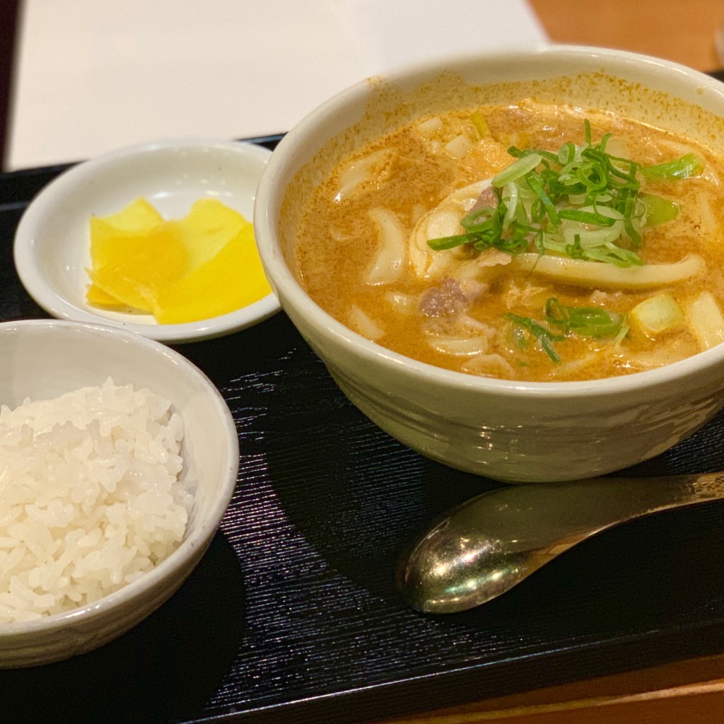 ユーザーが投稿した赤カレーうどん (ご飯・香物付)の写真 - 実際訪問したユーザーが直接撮影して投稿した南青山うどんカレーうどん 千吉 表参道店の写真