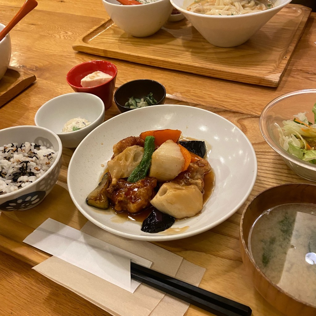 ユーザーが投稿した[定食]根菜と鶏肉の黒酢の写真 - 実際訪問したユーザーが直接撮影して投稿した大船定食屋おぼんdeごはん 大船ルミネウィング店の写真