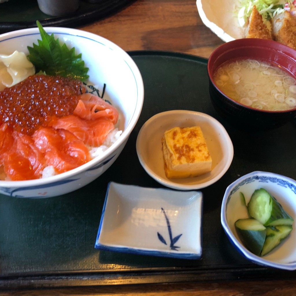 ユーザーが投稿したサーモンとイクラ丼の写真 - 実際訪問したユーザーが直接撮影して投稿した下植木町魚介 / 海鮮料理鮪どんやの写真