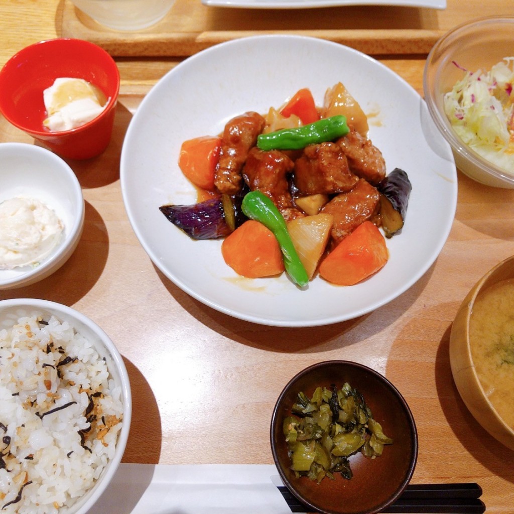 ユーザーが投稿した定食根菜と豚肉の黒酢の写真 - 実際訪問したユーザーが直接撮影して投稿した小杉町定食屋おぼんdeごはん 武蔵小杉店の写真