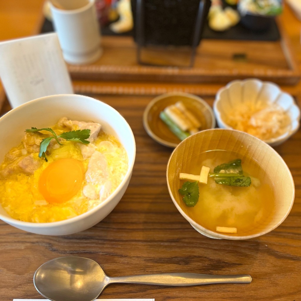 ユーザーが投稿した美味鶏のゆずたま親子丼 ~鶏節添え~の写真 - 実際訪問したユーザーが直接撮影して投稿した小松カフェcafe glyphの写真