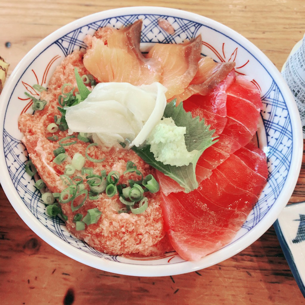 ユーザーが投稿したLunchまぐろサーモンねぎ丼の写真 - 実際訪問したユーザーが直接撮影して投稿した百人町居酒屋磯丸水産 大久保駅前店の写真