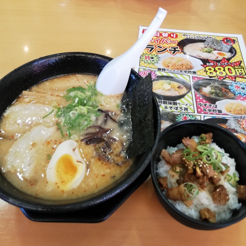 ユーザーが投稿したピリ辛ラーメンとミニ丼の写真 - 実際訪問したユーザーが直接撮影して投稿した中津口ラーメン専門店一麺亭 小倉中津口店の写真