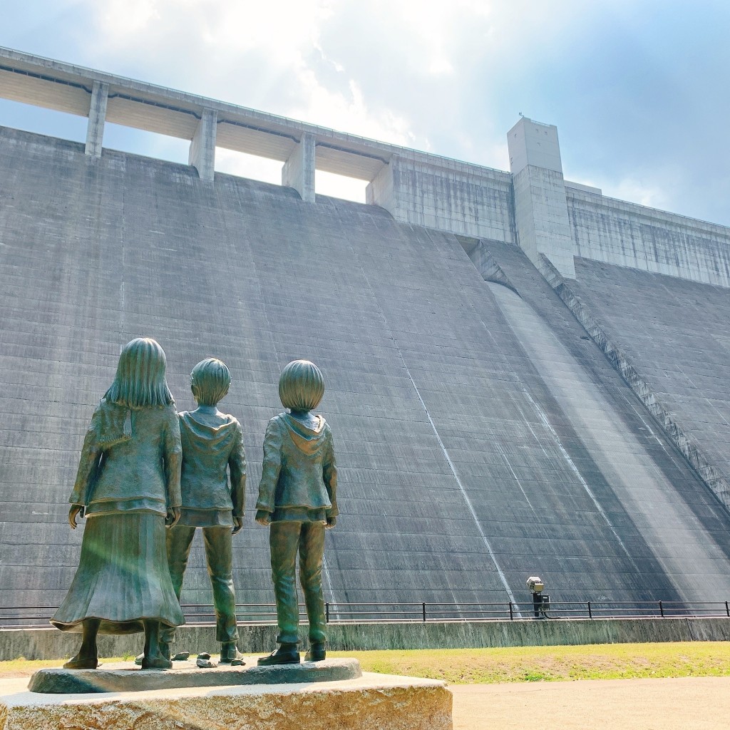 実際訪問したユーザーが直接撮影して投稿した大山町西大山観光施設日田 進撃の巨人 大山ダム銅像の写真