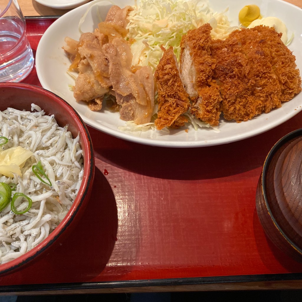 ユーザーが投稿したしらす干丼と生姜焼き、チキンカツ定食の写真 - 実際訪問したユーザーが直接撮影して投稿した日本橋人形町定食屋築地食堂 源ちゃん 人形町店の写真