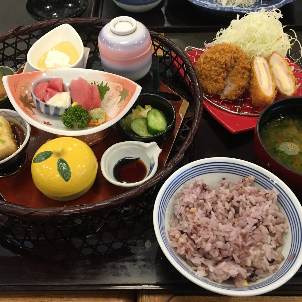 ユーザーが投稿した彩りヒレチーズランチの写真 - 実際訪問したユーザーが直接撮影して投稿した富田町とんかつかつ丸 富田店の写真