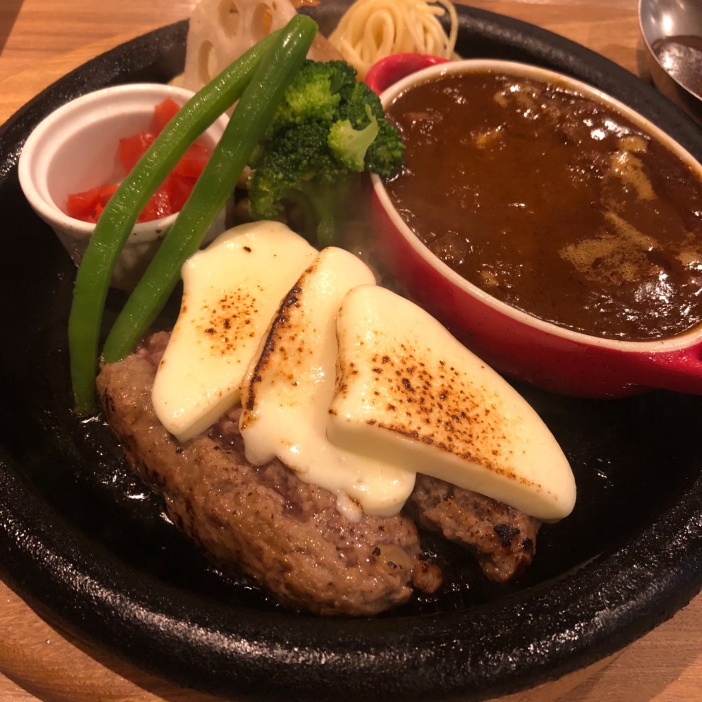 ユーザーが投稿した牛すじカレー&ハンバーグ 〔ハンの写真 - 実際訪問したユーザーが直接撮影して投稿した東桜ハンバーググリル アラベル 名古屋分店の写真