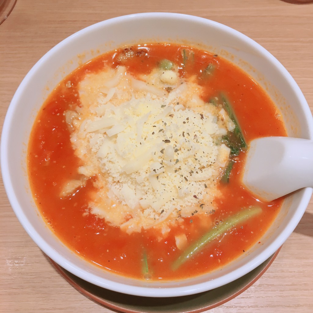 ユーザーが投稿した太陽のチーズラーメンの写真 - 実際訪問したユーザーが直接撮影して投稿した西新宿ラーメン専門店太陽のトマト麺withチーズ 新宿ミロード店の写真