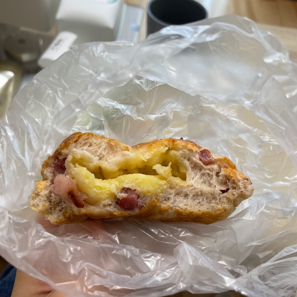 ユーザーが投稿した炙りベーコンとクルミのチーズボの写真 - 実際訪問したユーザーが直接撮影して投稿した岡本ベーカリーケルン 岡本店の写真