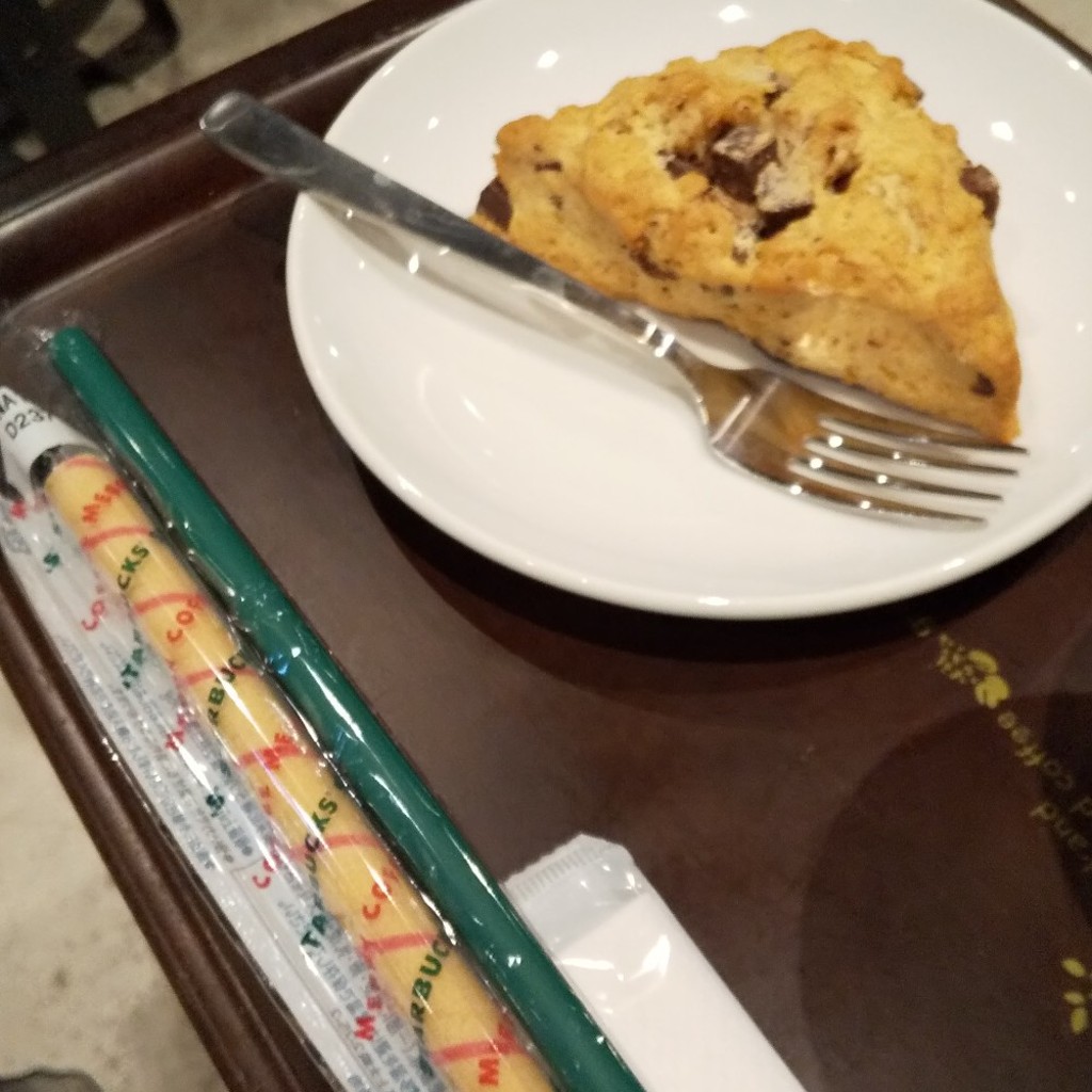 ユーザーが投稿したチョコレートチャンクスコーンの写真 - 実際訪問したユーザーが直接撮影して投稿した梅田カフェスターバックスコーヒー エキマルシェ大阪店の写真