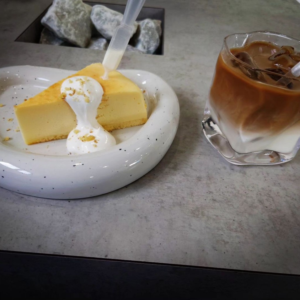 ユーザーが投稿したニューヨークチーズケーキ、アイスカフェラテの写真 - 実際訪問したユーザーが直接撮影して投稿した法勝台カフェCHARMANT cafeの写真