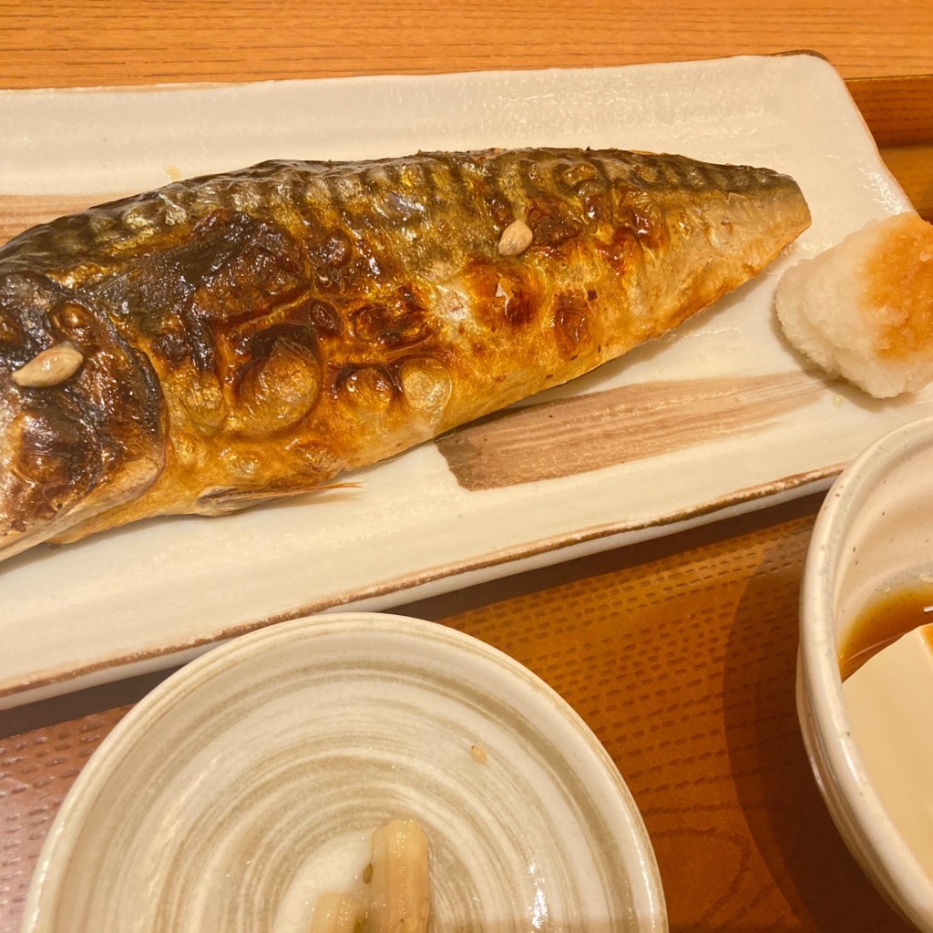 ユーザーが投稿した焼き魚と刺身定食の写真 - 実際訪問したユーザーが直接撮影して投稿した豊洲魚介 / 海鮮料理豊洲場外食堂魚金の写真