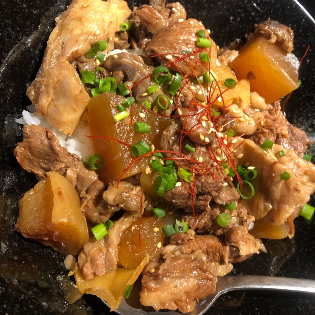 ユーザーが投稿した和牛すじ煮込み丼1の写真 - 実際訪問したユーザーが直接撮影して投稿した西新宿焼肉黒毛和牛焼肉 白か黒の写真