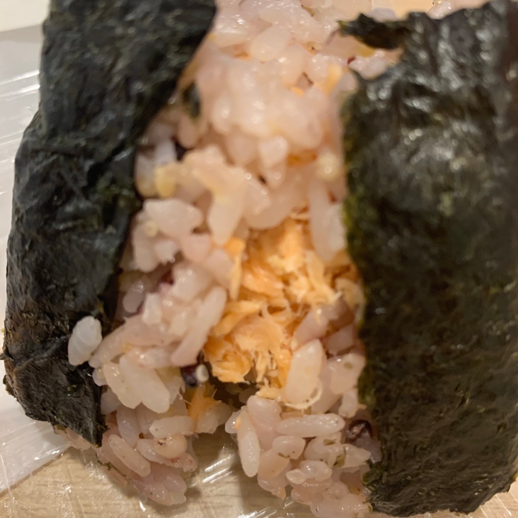 ユーザーが投稿した十六穀鮭の写真 - 実際訪問したユーザーが直接撮影して投稿した西新宿おにぎりおだむすび 本店の写真