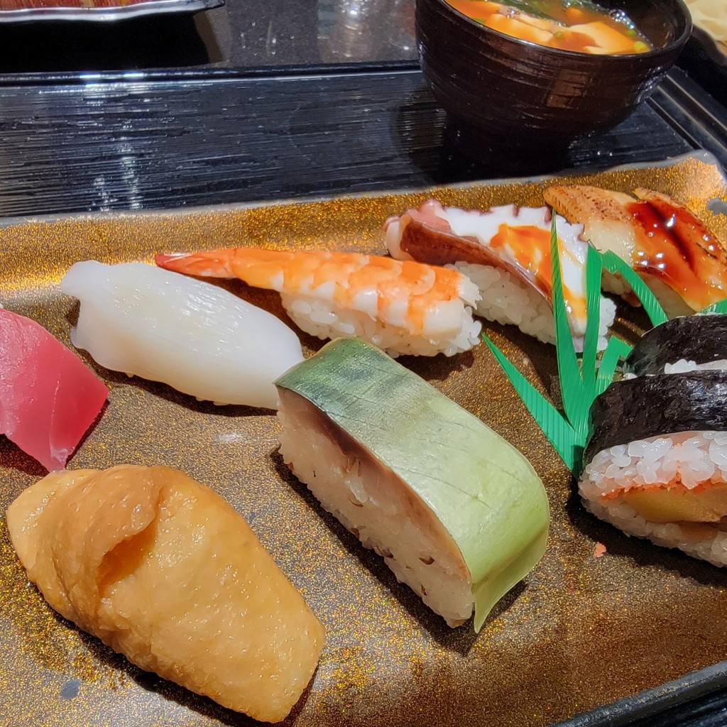 ユーザーが投稿した寿司盛合せ (赤だし)の写真 - 実際訪問したユーザーが直接撮影して投稿した竹の山回転寿司にぎり長次郎 日進竹の山店の写真