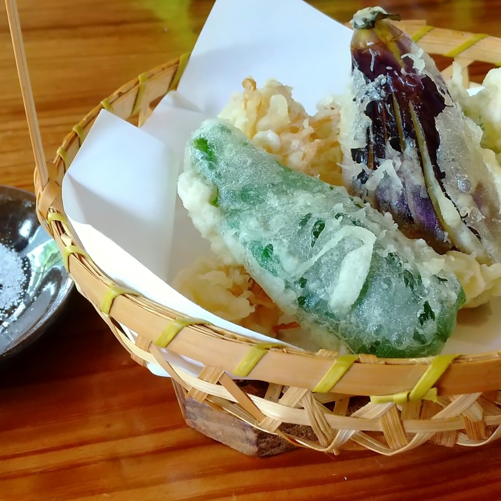 ユーザーが投稿した野菜天ぷら 650×2の写真 - 実際訪問したユーザーが直接撮影して投稿した智里そば手打ちそば吉長里の写真