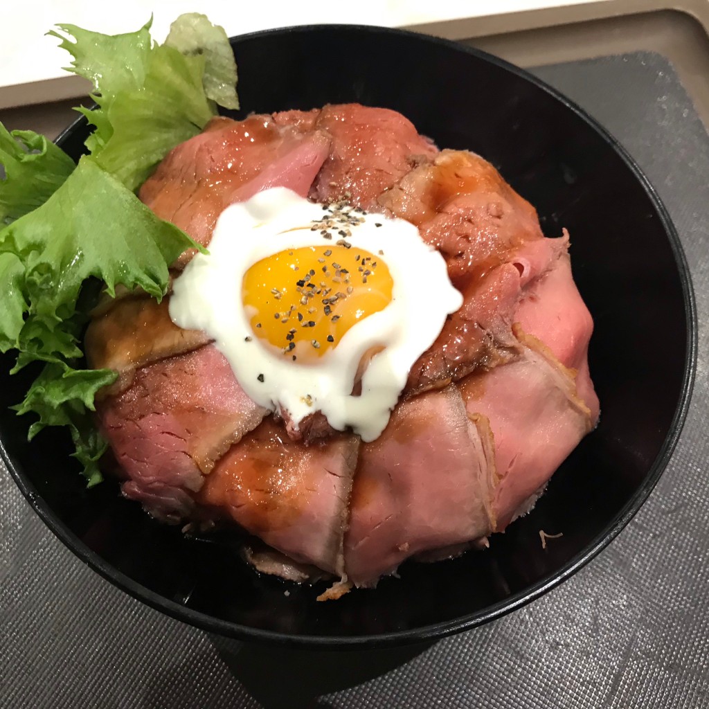 ユーザーが投稿したローストビーフ丼の写真 - 実際訪問したユーザーが直接撮影して投稿した上津台お好み焼き全国ご当地丼ぶり屋台 神戸三田プレミアム・アウトレット店の写真