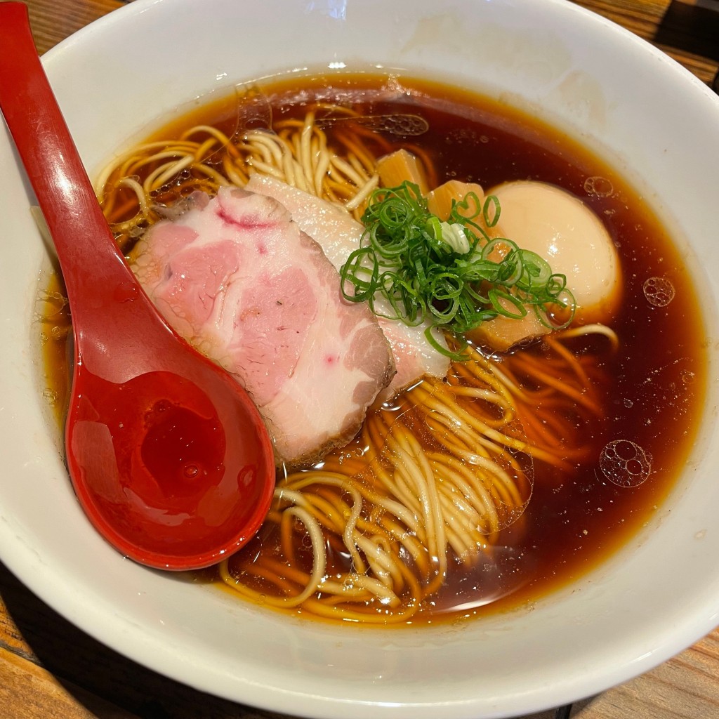 ユーザーが投稿した味たま醤油ラーメンの写真 - 実際訪問したユーザーが直接撮影して投稿した西新宿ラーメン専門店麺屋 翔 西新宿本店の写真