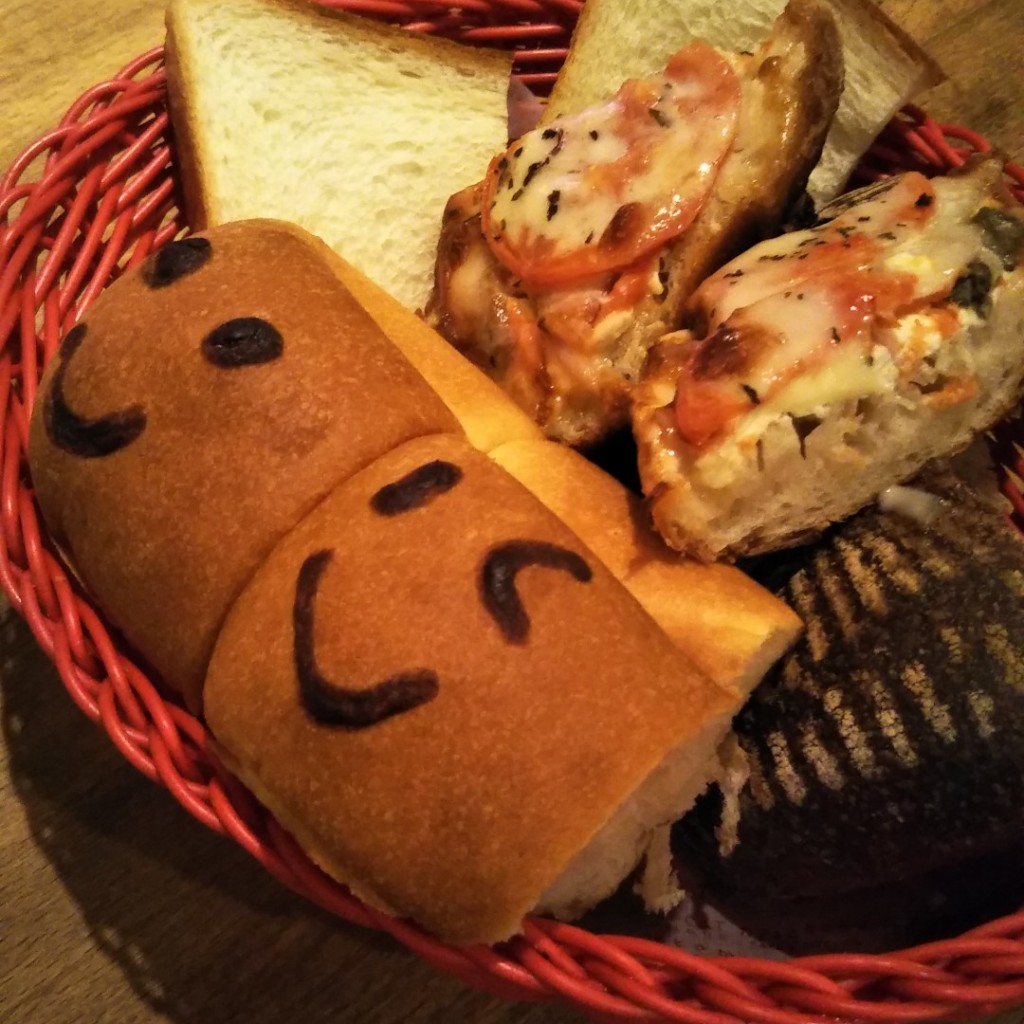 ユーザーが投稿したパン食べ放題の写真 - 実際訪問したユーザーが直接撮影して投稿した上大崎ワインバー目黒 FLATの写真