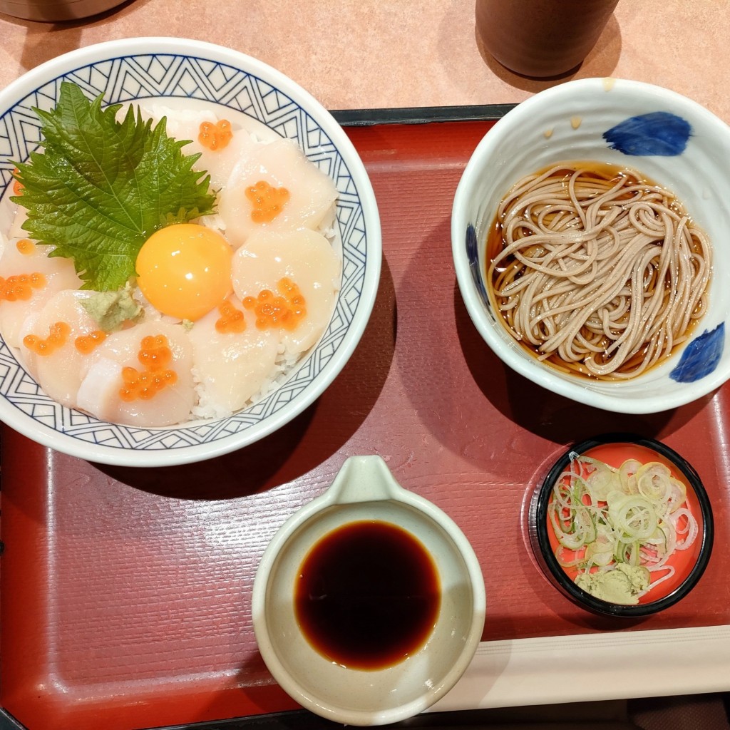 ユーザーが投稿した北海道産帆立丼ときしめんの写真 - 実際訪問したユーザーが直接撮影して投稿した天道町ファミリーレストランあいそ家 天道店の写真