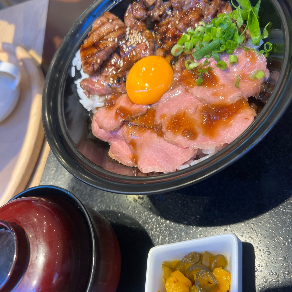 ユーザーが投稿したカルビ&ローストビーフ丼の写真 - 実際訪問したユーザーが直接撮影して投稿した下臼井洋食九州うまかレストラン YOSHIMI 福岡空港店の写真