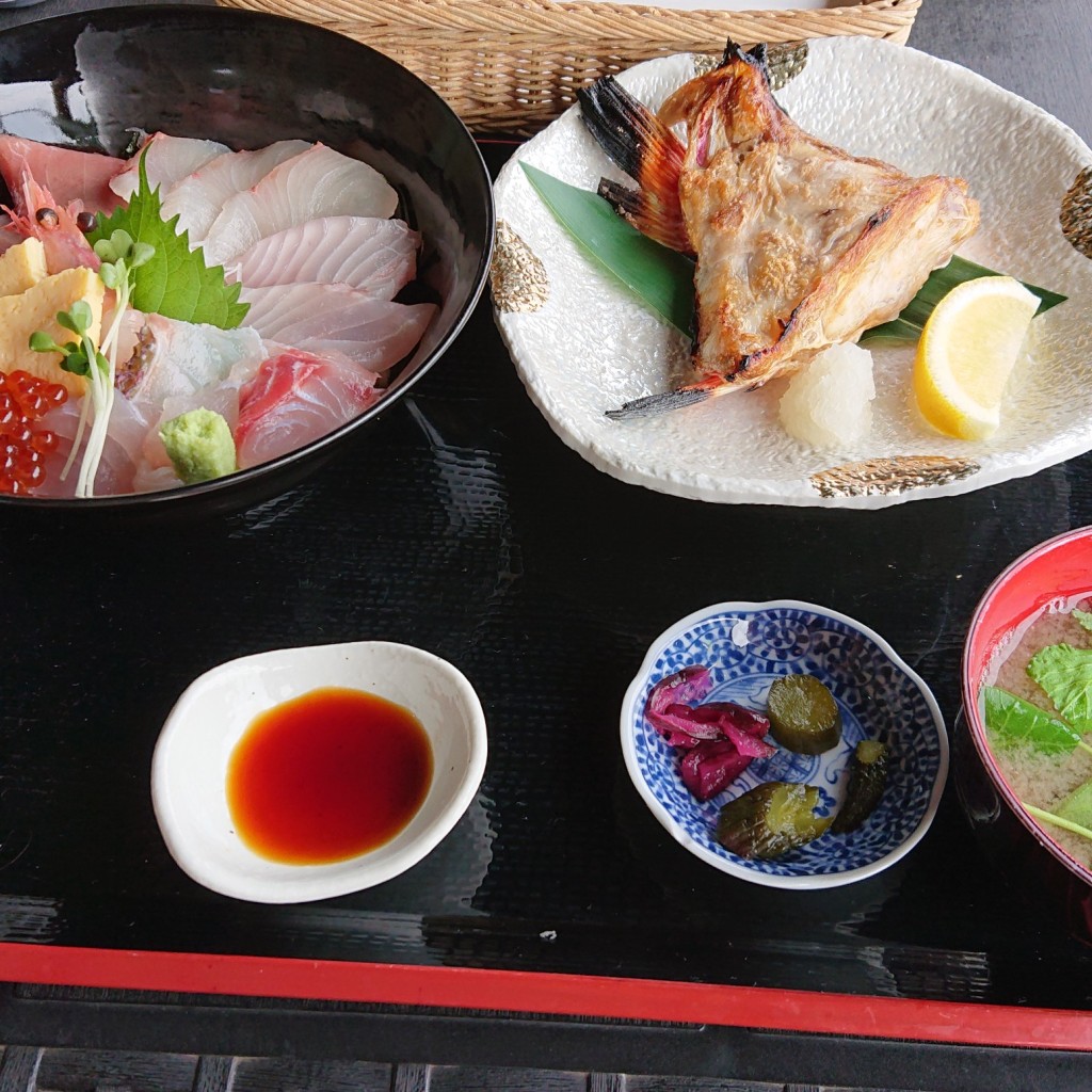 ユーザーが投稿した海鮮丼・焼き魚定食の写真 - 実際訪問したユーザーが直接撮影して投稿した下賀茂魚介 / 海鮮料理地魚料理 信の写真