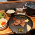 実際訪問したユーザーが直接撮影して投稿した梅田ハンバーグ肉屋のハンバーグと炊きたての米の写真