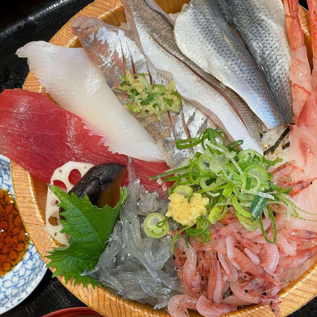 ユーザーが投稿したびっくり近海丼  椀の写真 - 実際訪問したユーザーが直接撮影して投稿した南八幡町寿司魚がし鮨 流れ鮨 静岡石田店の写真