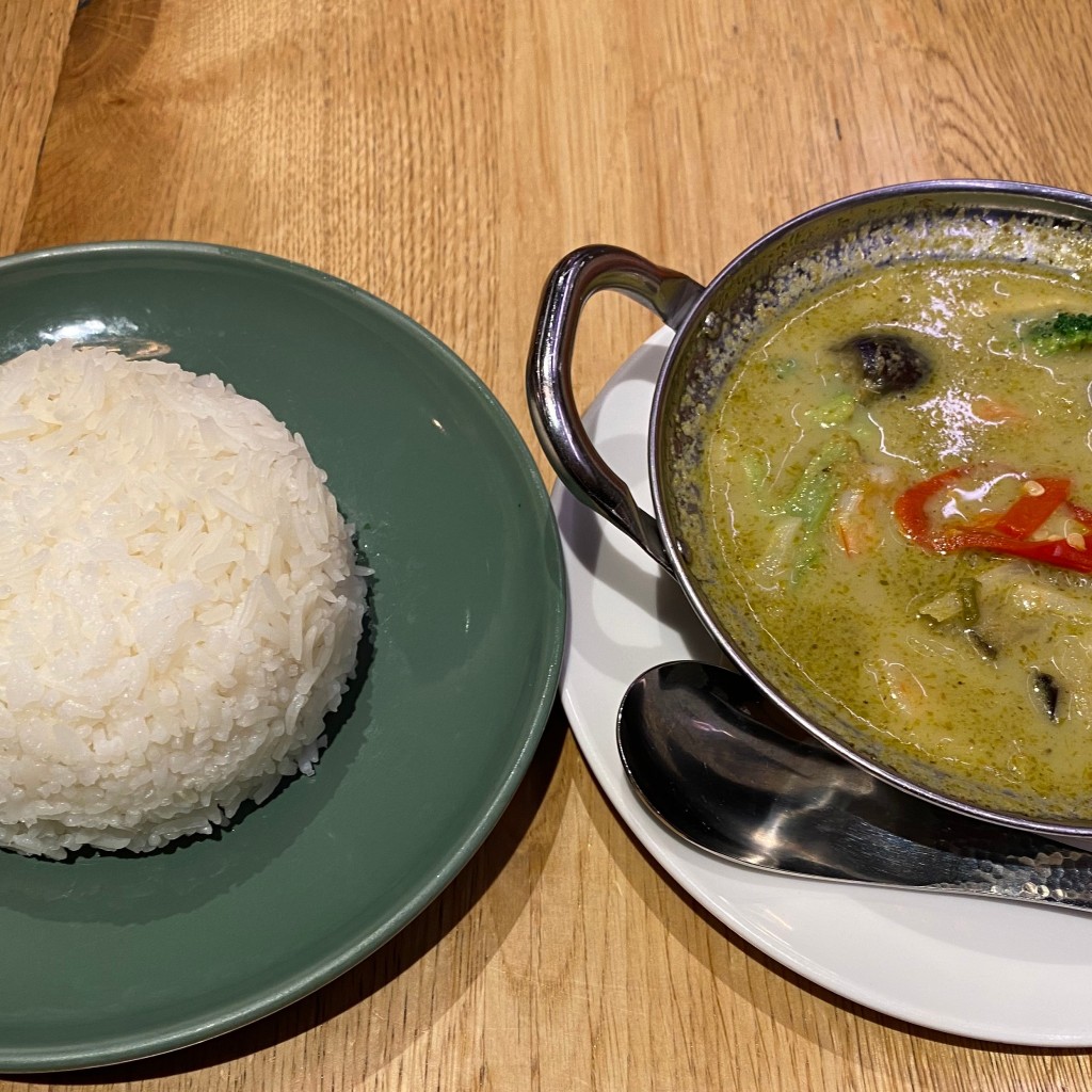 ユーザーが投稿したLunch海老のグリーンカレーの写真 - 実際訪問したユーザーが直接撮影して投稿した高島タイ料理マンゴツリーカフェ ルミネ横浜の写真