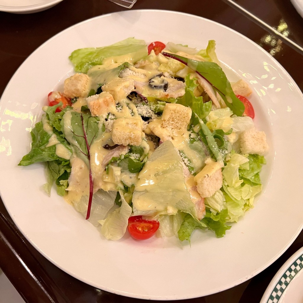 ユーザーが投稿したグリルチキンサラダの写真 - 実際訪問したユーザーが直接撮影して投稿した桜島洋食フィネガンズ・バー&グリルの写真