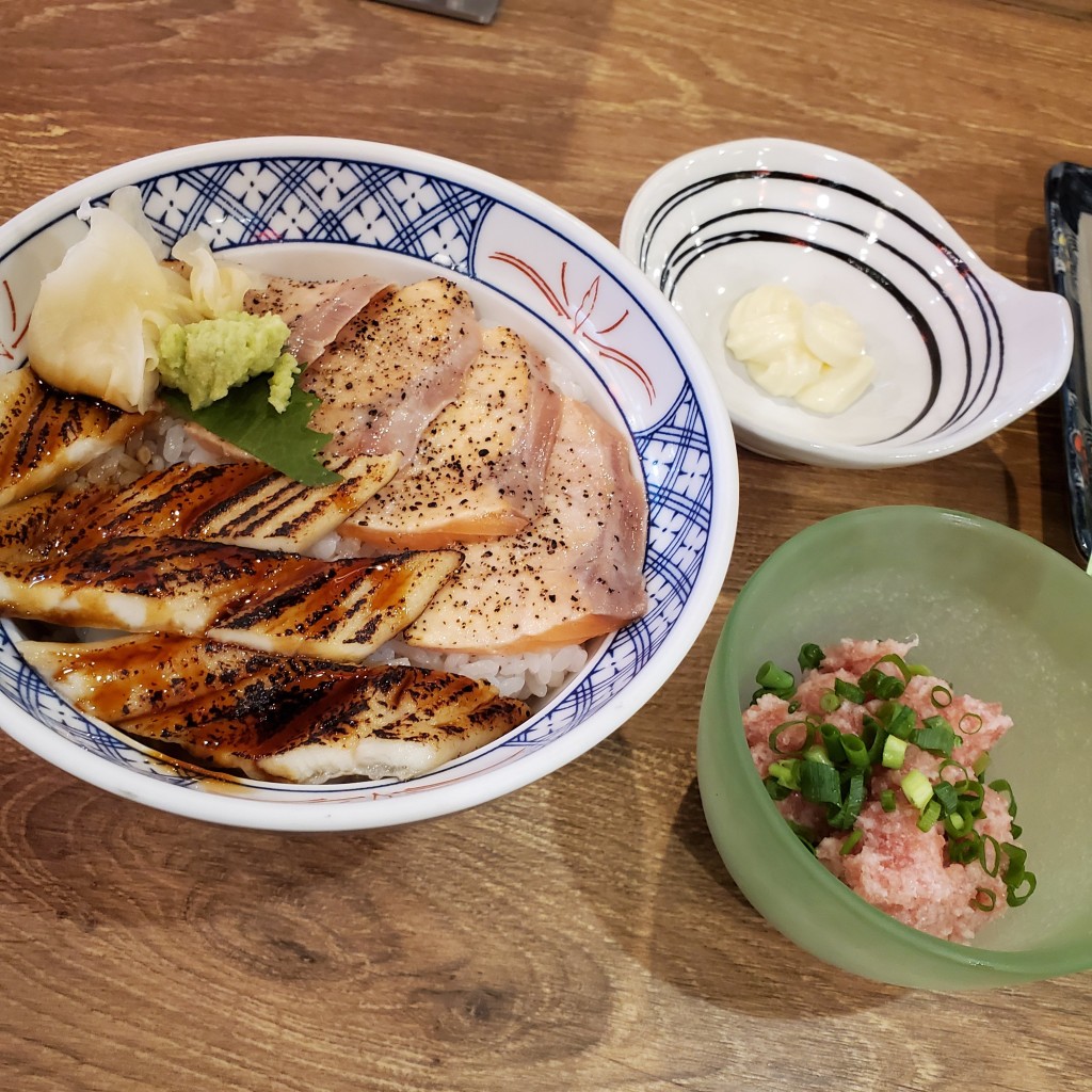 ユーザーが投稿したLunchサーモンと穴子の炙り丼の写真 - 実際訪問したユーザーが直接撮影して投稿した西新宿居酒屋磯丸水産 西新宿1丁目3号店の写真