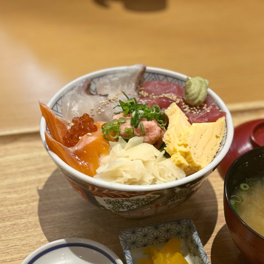 ユーザーが投稿した三食丼の写真 - 実際訪問したユーザーが直接撮影して投稿した有楽町魚介 / 海鮮料理釣宿酒場 マヅメ 有楽町電気ビル店の写真