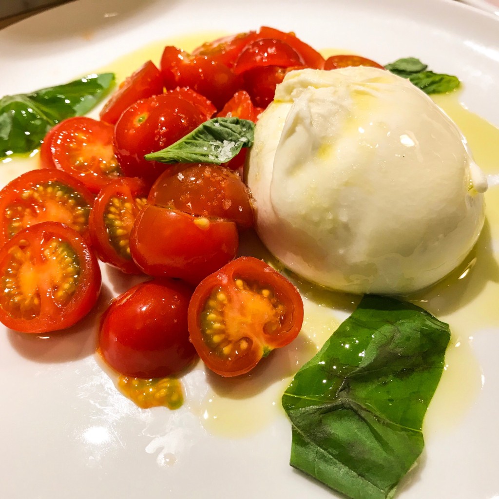 ユーザーが投稿したブッラータフレッシュトマト添えの写真 - 実際訪問したユーザーが直接撮影して投稿した丸の内イタリアンEATALY 丸の内店の写真