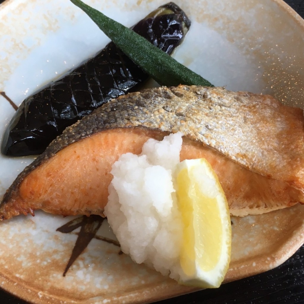 ユーザーが投稿した焼き鮭と刺身定食の写真 - 実際訪問したユーザーが直接撮影して投稿した阿久和南定食屋味の散歩道 田舎路の写真