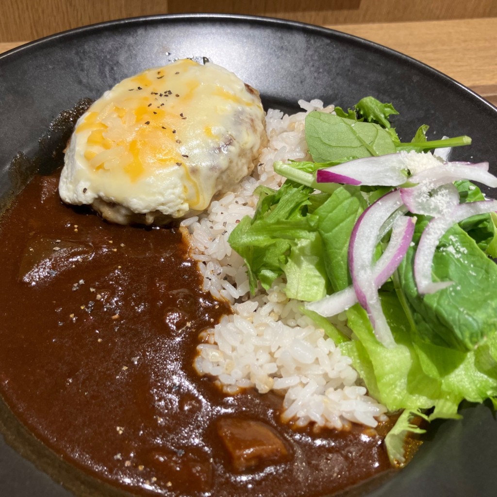 ユーザーが投稿した3種チーズのせハンバーグのトマト野菜カレーの写真 - 実際訪問したユーザーが直接撮影して投稿した高島カフェ5 CROSSTIES COFFEEの写真