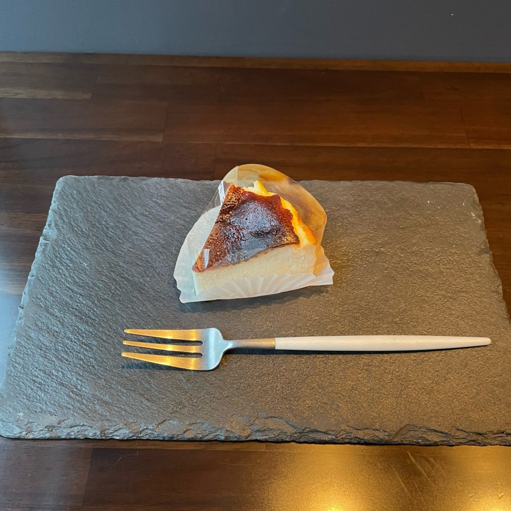 ユーザーが投稿したバスクチーズケーキカットの写真 - 実際訪問したユーザーが直接撮影して投稿した江戸堀ケーキ27°C 肥後橋店の写真