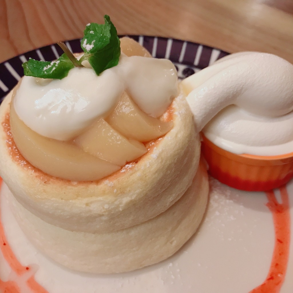 ユーザーが投稿したもものパンケーキの写真 - 実際訪問したユーザーが直接撮影して投稿した名駅南カフェPanel Cafe 名古屋駅前店の写真