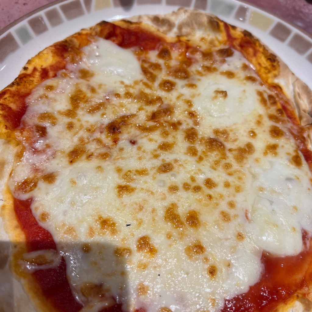 ユーザーが投稿したバッファローモッツァレラのピザの写真 - 実際訪問したユーザーが直接撮影して投稿した中川中央イタリアンサイゼリヤ モザイクモール港北店の写真