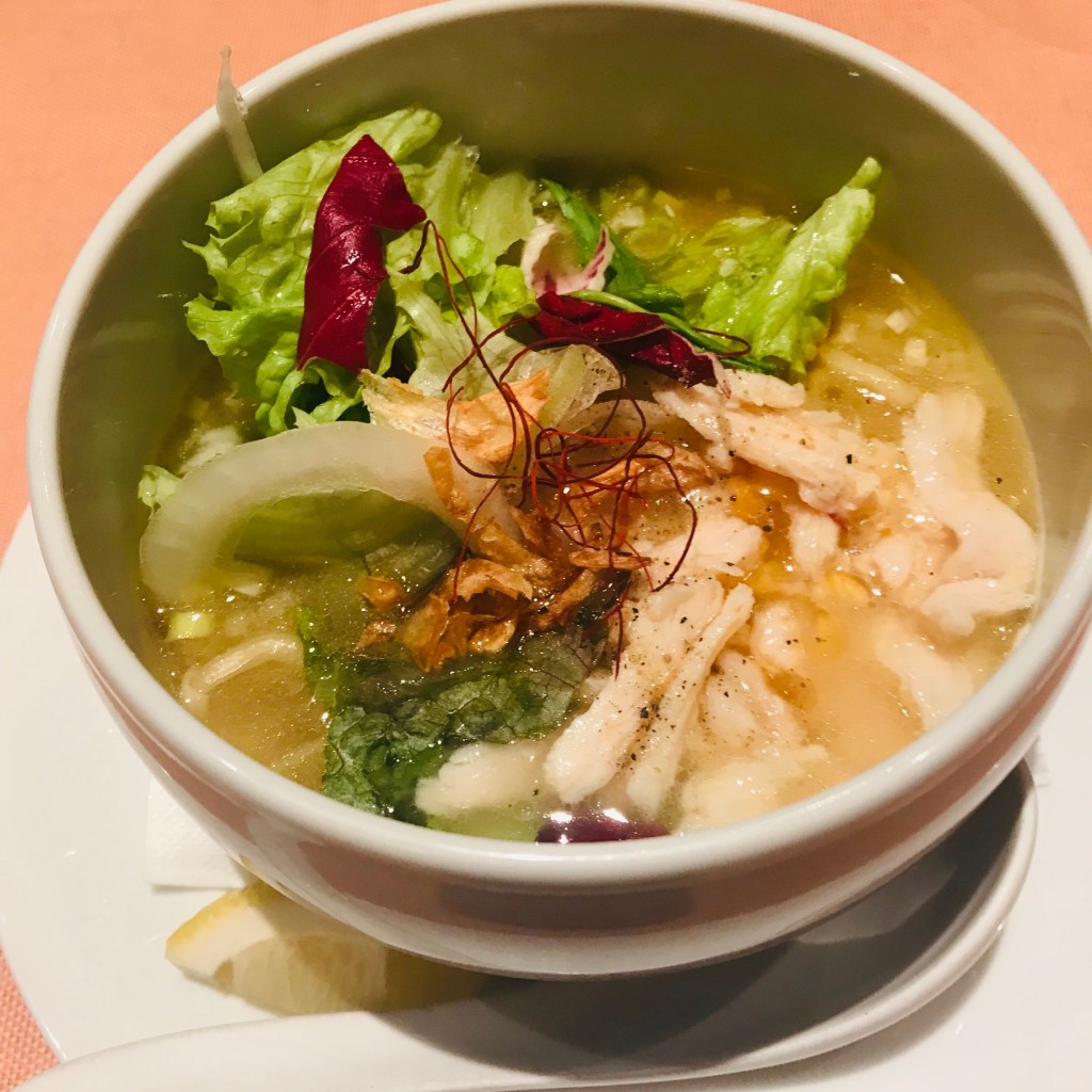 ユーザーが投稿した半熟味玉鶏白湯麺の写真 - 実際訪問したユーザーが直接撮影して投稿した恵比寿中華料理蔭山樓 恵比寿店の写真