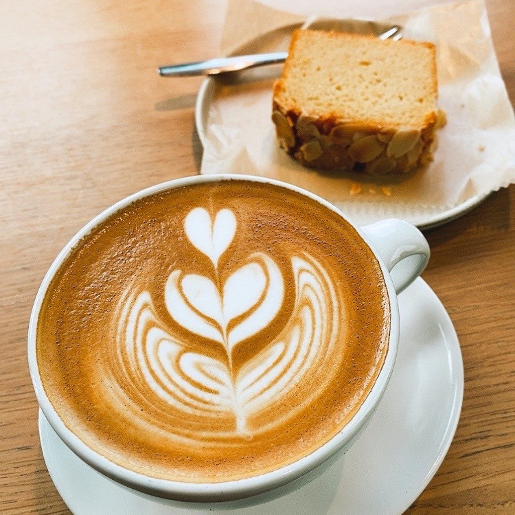ユーザーが投稿したCaffeLatteの写真 - 実際訪問したユーザーが直接撮影して投稿したみなとみらいカフェブルーボトルコーヒー みなとみらいカフェ店の写真