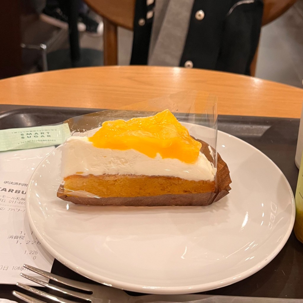 ユーザーが投稿したオレンジ&マンゴーのケーキの写真 - 実際訪問したユーザーが直接撮影して投稿した発寒八条カフェスターバックスコーヒー イオンモール札幌発寒店の写真