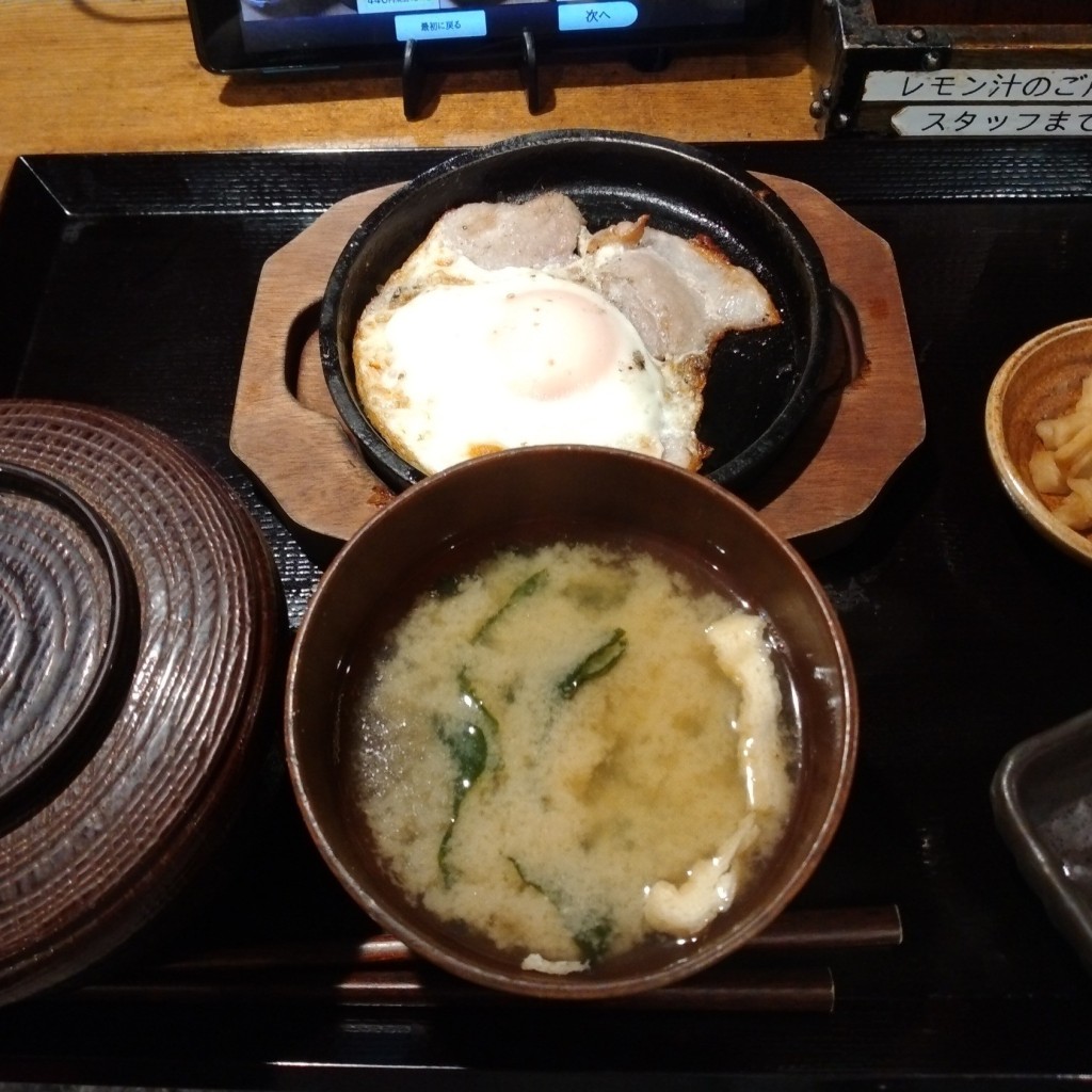 ユーザーが投稿した朝ぶたばら目玉定食の写真 - 実際訪問したユーザーが直接撮影して投稿した宇田川町定食屋しんぱち食堂 渋谷店の写真