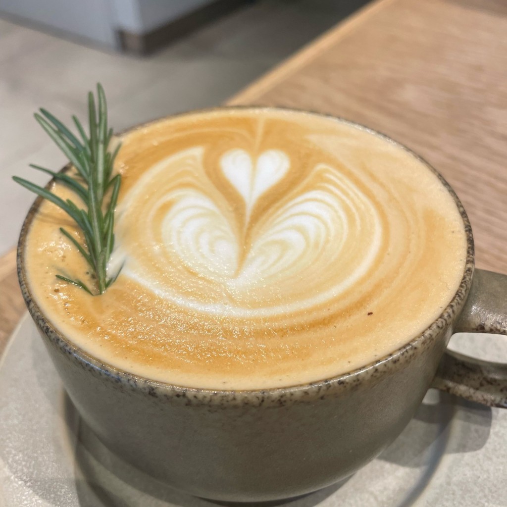 ユーザーが投稿したROSEMARY HONEY LATTEの写真 - 実際訪問したユーザーが直接撮影して投稿した六本木カフェヴァーヴ コーヒー ロースターズ 六本木の写真