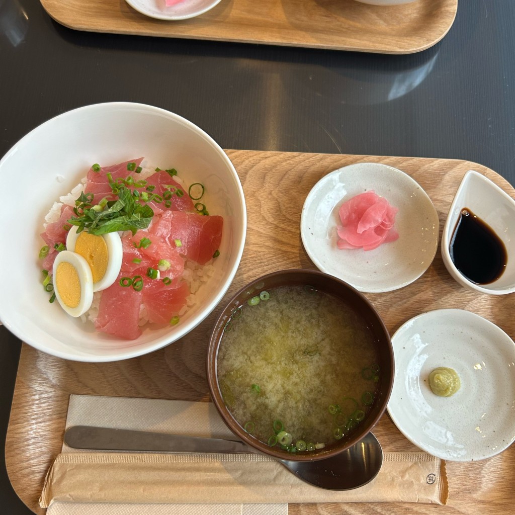 ユーザーが投稿した日替わりランチマグロ丼・お味噌汁・お漬物の写真 - 実際訪問したユーザーが直接撮影して投稿した西明石北町カフェうさこのしっぽの写真